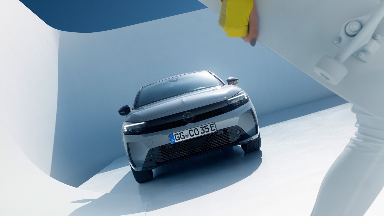 Frontansicht des grauen Opel Corsa Electric